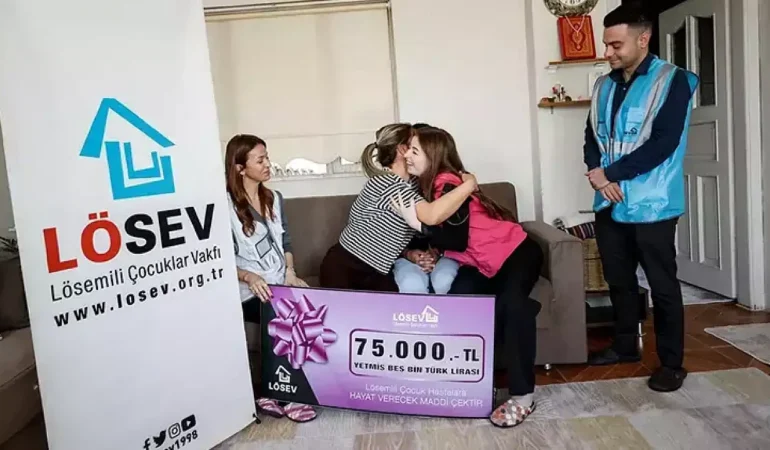 LÖSEV, ramazanda ihtiyaç sahibi ailelerin yüzünü güldürüyor