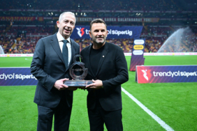 okan-buruka-100-super-lig-maci-plaketi-l9an.jpg