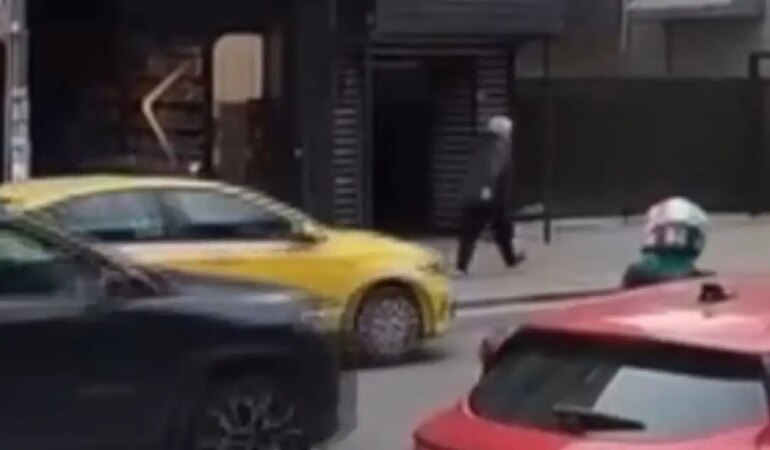 Silahla bir mekana giren şahsa trafik polisi müdahale etti