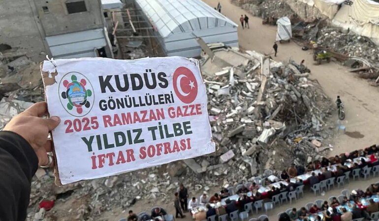Yıldız Tilbe Gazze'de Binlerce Kişiye İftar Verdi