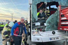 Yolcu otobüsü TIR'a çarptı! Çok sayıda yaralı var