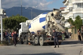 antalyada-feci-olum-beton-mikserinin-altinda-kalan-bisikletli-kadin-yasamini-yitirdi-pbv8.jpg