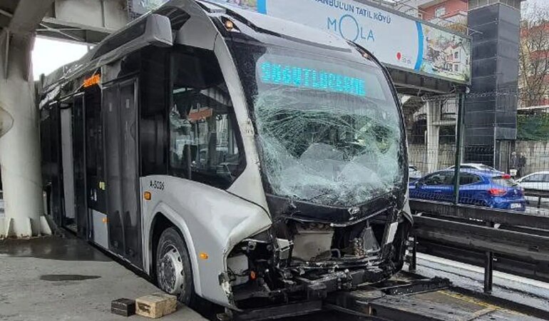 Avcılar'da metrobüs kazası! Kuyruk oluştu, yaralılar hastanelere sevk edildi