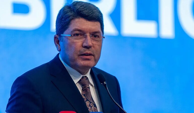 Bakan Tunç’tan çıplak arama açıklaması! Tutuklu gençler ne olacak?