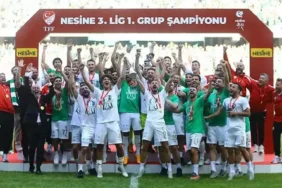 Bursasporlu futbolcular şampiyonluk kupasını kaldırdı