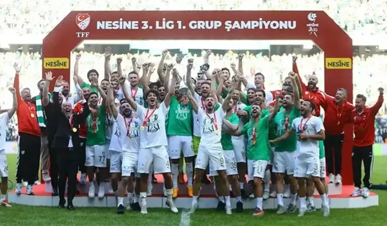 Bursasporlu futbolcular şampiyonluk kupasını kaldırdı