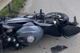 canakkalede-bariyere-carpan-motosikletli-can-verdi-e7i6.jpg