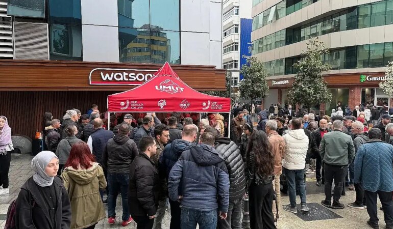 ‘Ekrem imamoğlu’na Özgürlük’ imza standına bıçaklı saldırı! Görgü tanığı o anları anlattı