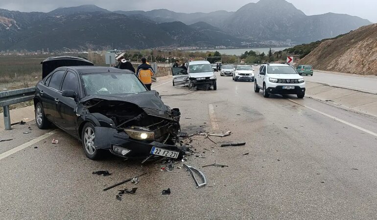 İki araç kafa kafaya çarpıştı: 3’ü ağır 8 yaralı