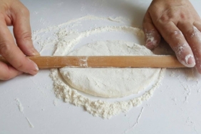 incecik-ve-yirtilmayan-yufka-acmanin-yolu-tum-borekciler-boyle-hazirliyorlarmis-ppb2.jpg