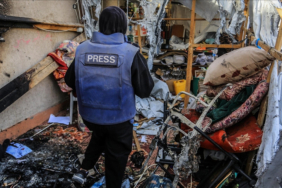 israil-ordusu-gazzede-gazetecilerin-kaldigi-cadira-saldiri-duzenledi-110200-20250407.jpg