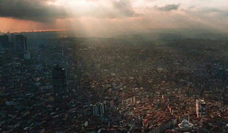 İstanbul'da 6.2 büyüklüğündeki depremin ardından 437 binanın az hasarlı olduğu tespit edildi