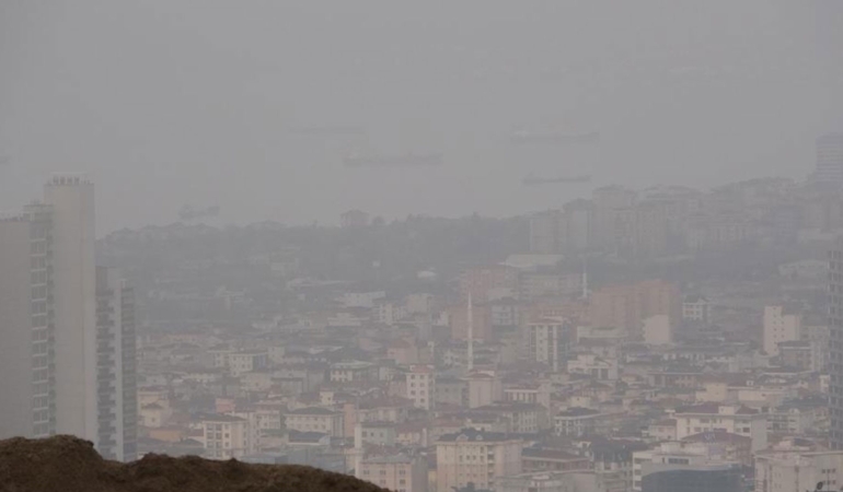 İstanbul'da sis etkili: Göz gözü görmüyor