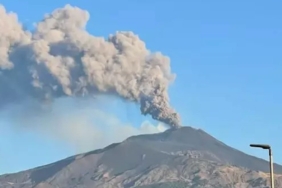 italyada-etna-yanardagi-kul-ve-lav-puskurttu-ieav.jpg
