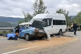 Otomobil İle Minibüs Çarpıştı Aynı Aileden 5 Kişi Öldü