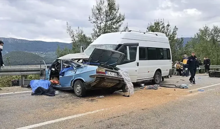 Otomobil İle Minibüs Çarpıştı Aynı Aileden 5 Kişi Öldü