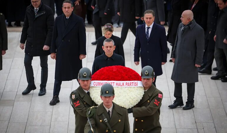 Özgür Özel ve CHP heyeti, Anıtkabir’i ziyaret etti! Özgür Özel Anıtkabir Özel Defteri’ne yazı yazdı