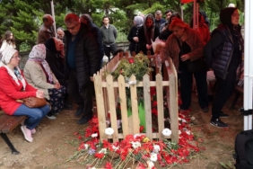 sevenleri-volkan-konakin-mezarina-akin-etti-gl0k.jpg