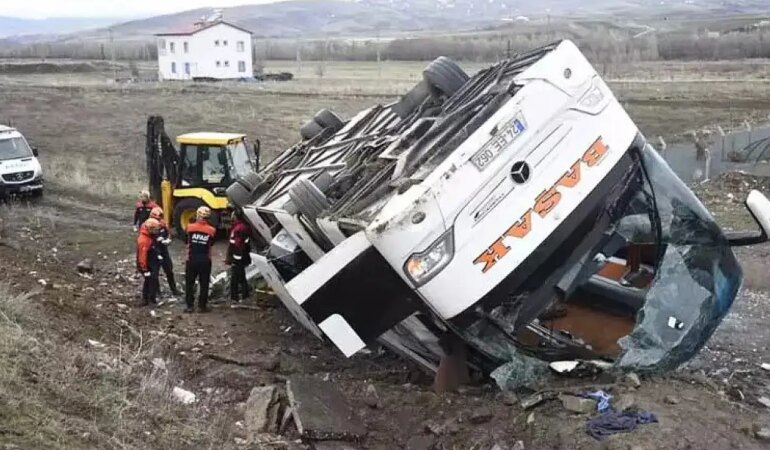 Sivas’ta yolcu otobüsü kaza yaparak devrildi! Çok sayıda ölü ve yaralı