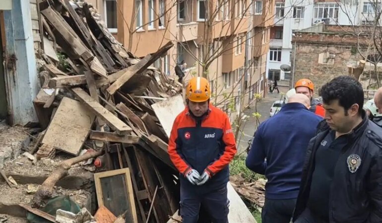 Tekirdağ’da 2 katlı bina çöktü