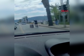trafikte-ilginc-manzara-cep-telefonu-kamerasiyla-kaydedildi-bmmp.jpg