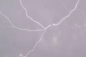 Yolcu uçağına yıldırım isabet etti