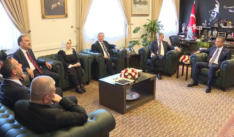 Ahmet Davutoğlu, Özgür Özel'i TBMM'de ziyaret etti