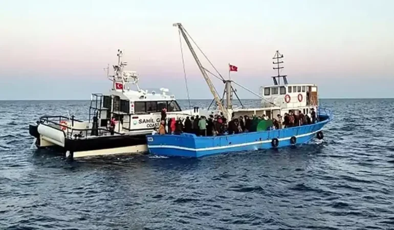 Balıkçı teknesinde 92 kaçak göçmen yakalandı