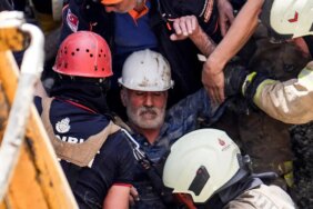 Bayrampaşa'da göçük altında kalan işçi sağ olarak kurtarıldı