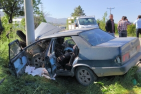 burdurda-kaza-otomobil-elektrik-diregine-carpti-2-yarali-dzp6.jpg