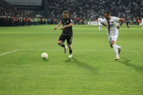 hakeme-yabanci-madde-isabet-etti-elazigspor-vanspor-maci-yarida-kaldi-yjq8.jpg