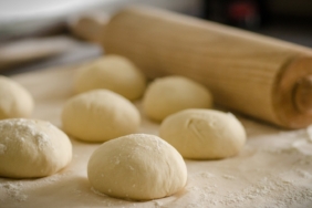 hamuru-yastik-gibi-kabartan-dogal-yontem-puf-puf-kabaran-pogaca-icin-hamura-bunu-eklemek-yetiyor-tm0.jpeg