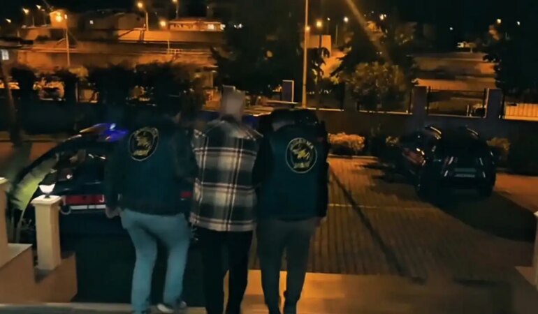 Interpol Kırmızı ve Yeşil bültenle aranan 2 şahıs yakalandı