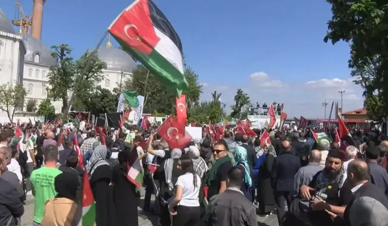 İstanbul'da binlerce kişi Gazze için yürüdü
