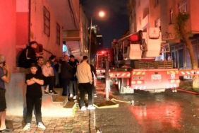 istanbulda-7-katli-binanin-catisi-alev-alev-yandi-o-iddia-gundem-oldu-2zzv.jpg