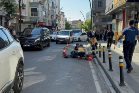 istanbulda-feci-olum-fenalasarak-yola-dusen-kisiye-servis-araci-carpti-gwnm.jpg