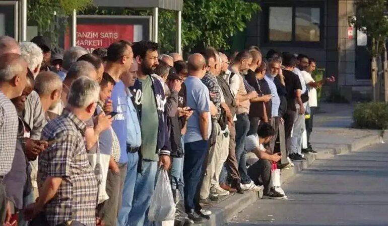 İzmir’de 23 bin işçi greve çıktı! Duraklar doldu, taştı