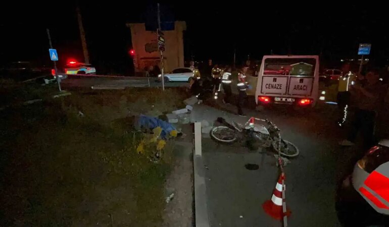 Kırmızı ışıkta geçen motosiklet sürücüsü minibüse çarptı