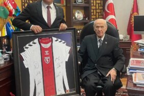 MHP Lideri Bahçeli’ye Samsunspor forması hediye edildi