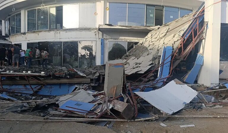 Otel inşaatının balkonu göçtü işçiler canını son anda kurtardı