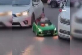 Otomobil çocuğun bindiği akülü araca çarptı!