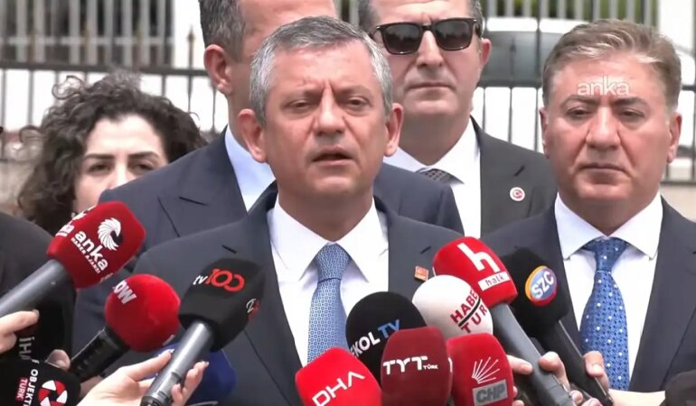 Özgür Özel’den Yeni Şafak ve Mehmet Şimşek Göndermesi! AYM Önünde Kritik Açıklamalar