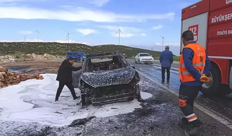 Seyir halindeyken alev alan otomobil yandı