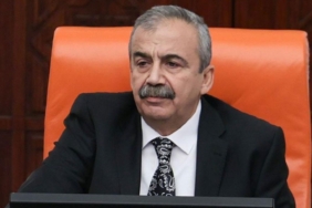 sirri-sureyya-ondere-veda-mesajlari-unlu-isimler-paylasti-eofx.jpg