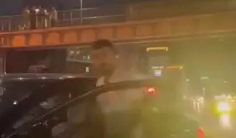 Trafikte korku dolu anlar: Tekme ve yumruk atarak küfür etti