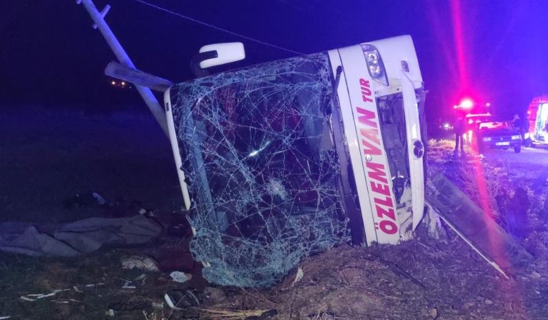 Van’da yolcu otobüsü devrildi: 28 yaralı