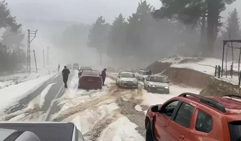 Yağan doludan yollar kapandı