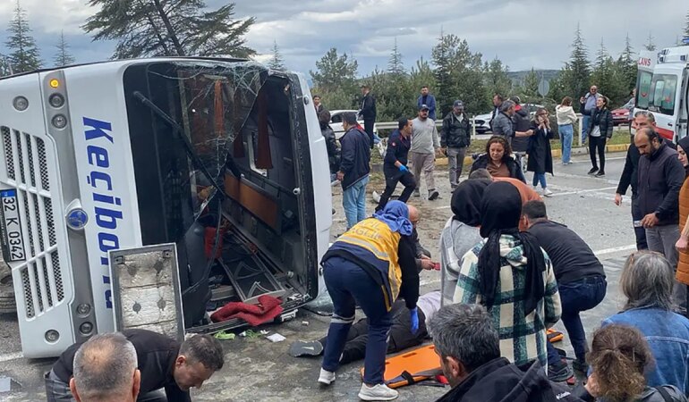 Yolcu otobüsü gişelerde bekleyen araçlara çarptı: 10 ölü