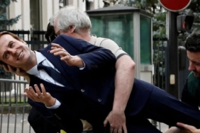 40-bin-euro-degerindeki-macron-heykeli-calindi-dcsd.jpg