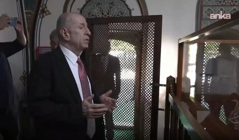 5 aydır tutuklu olan Ümit Özdağ, Hacı Bayram Veli Camisi’nde şükür namazı kıldı